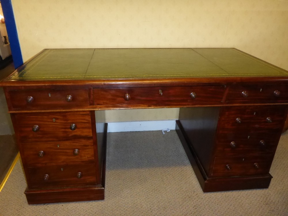 Good Quality large Victorian Mahogany Pedestal Desk