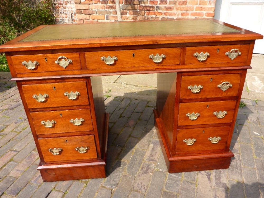 Victorian Pedestal Desk in Walnut