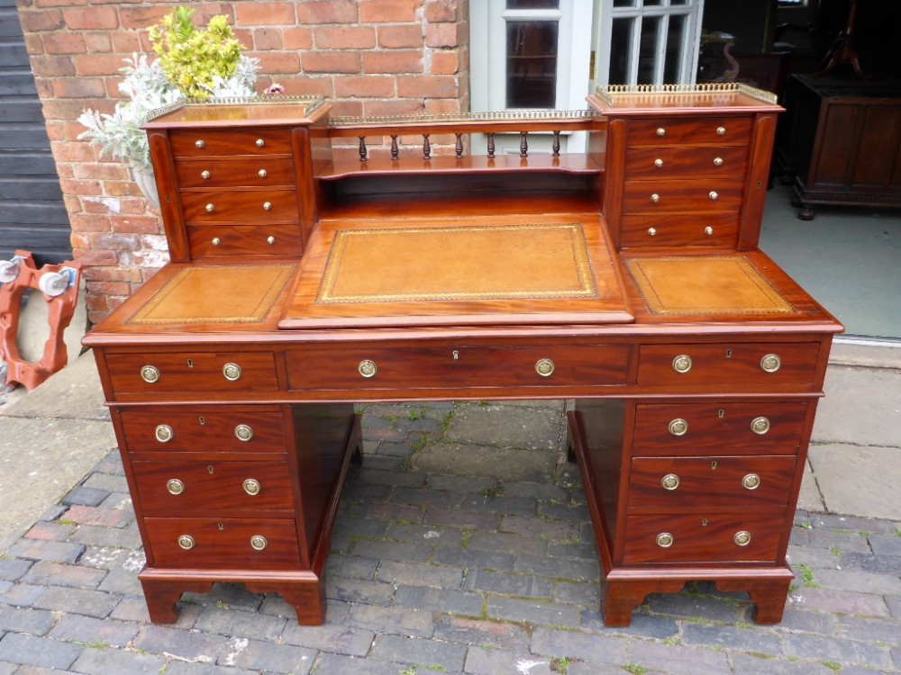 Superb Victorian Pedestal Desk in Mahogany