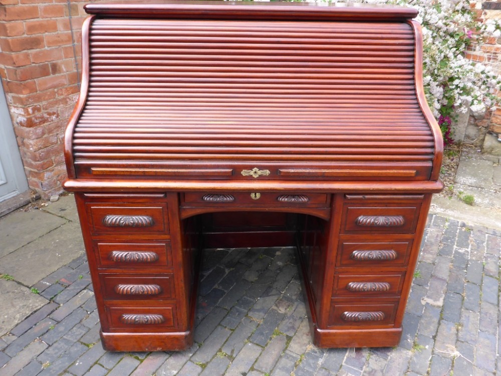 Very Good Roll Top Desk in Mahogany