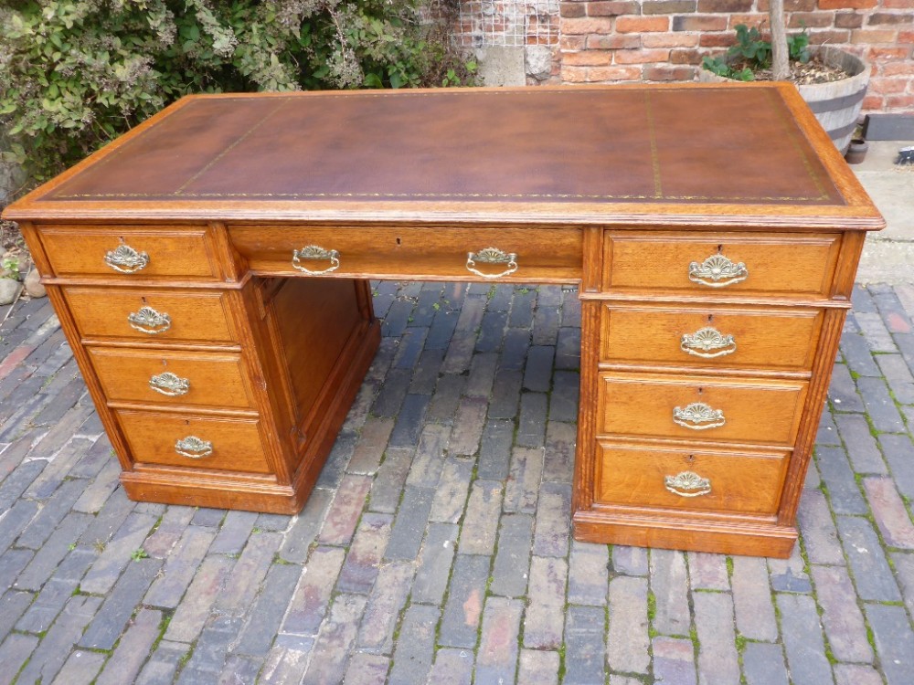 Superb Quality Victorian Oak Pedestal Desk