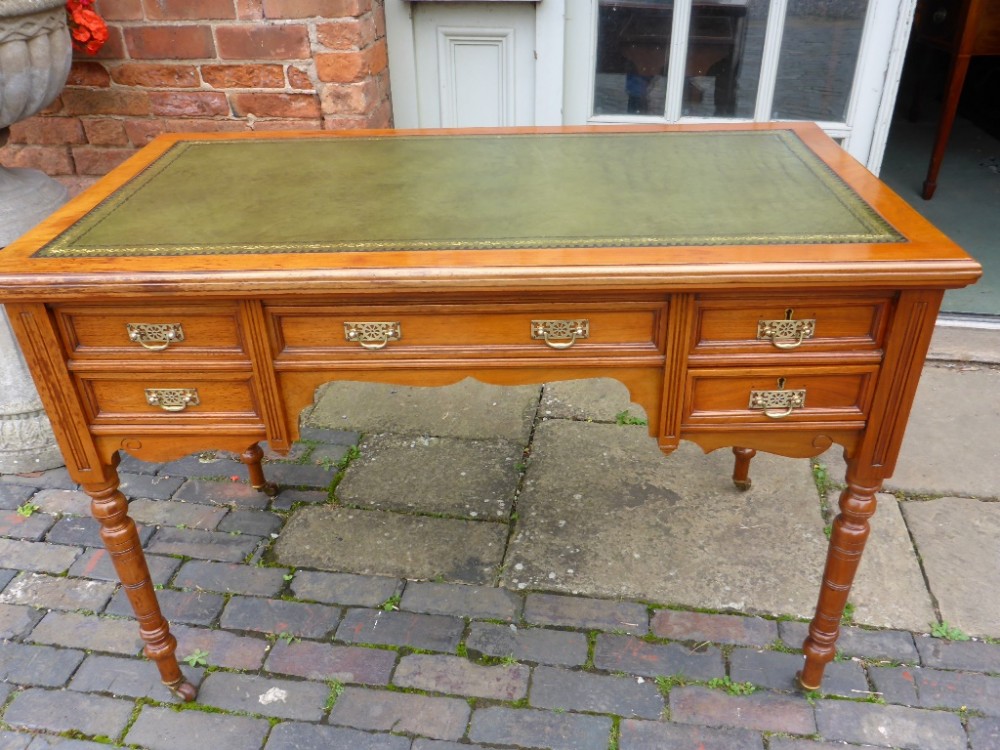 Victorian 5 drawer Desk in Walnut