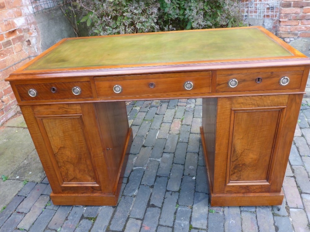 Good Victorian Pedestal Desk in Walnut
