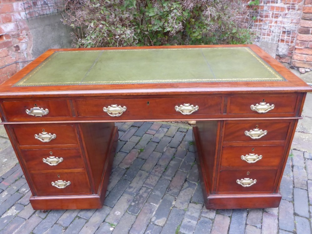 Victorian Pedestal Desk in Mahogany
