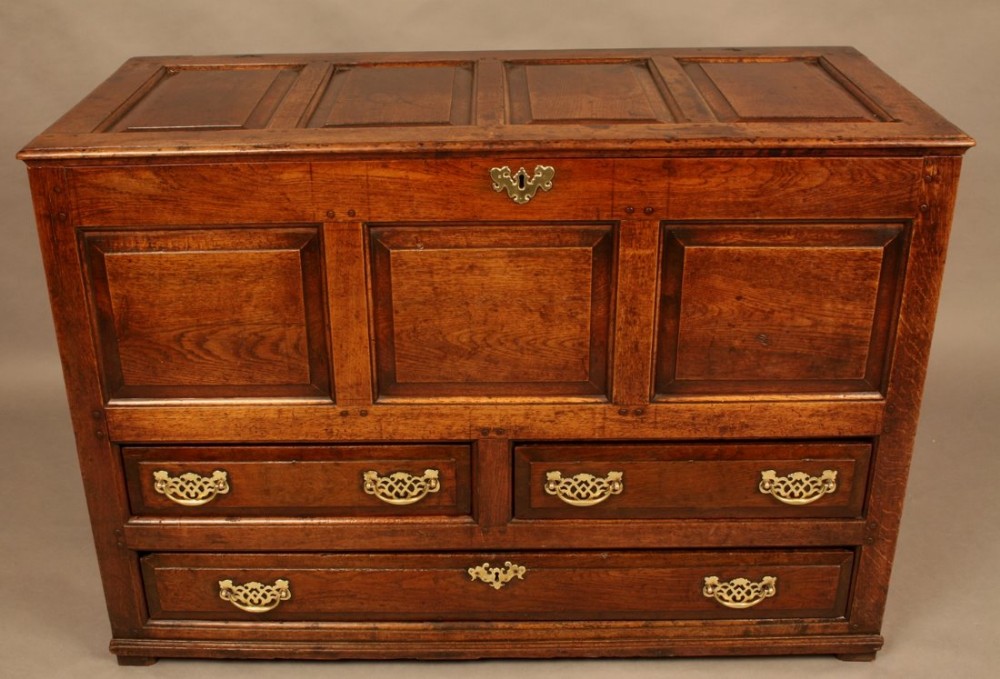 Early 18th century Dower Chest in Oak
