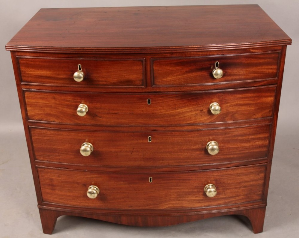 Very Attractive 18th century Bow Chest of Drawers