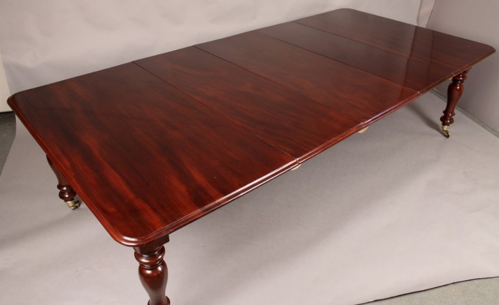 Fine Quality Victorian Extending Dining Table in Mahogany