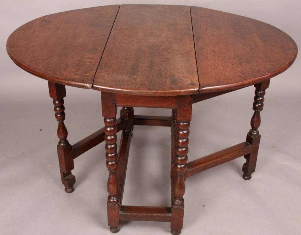 ATTRACTIVE 17TH CENTURY SMALL GATE TABLE