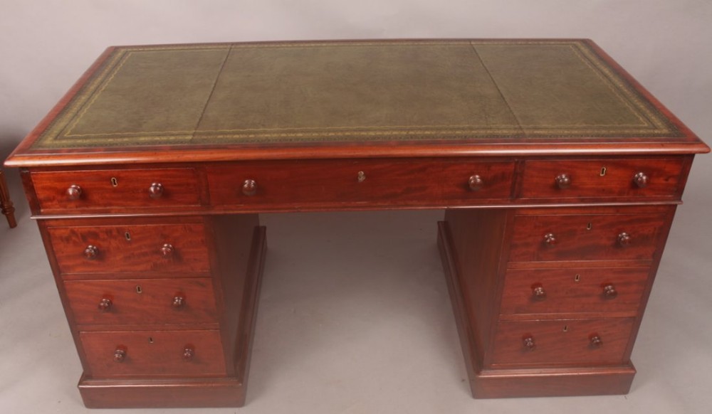 Very Good Quality Victorian Pedestal Desk Mahogany