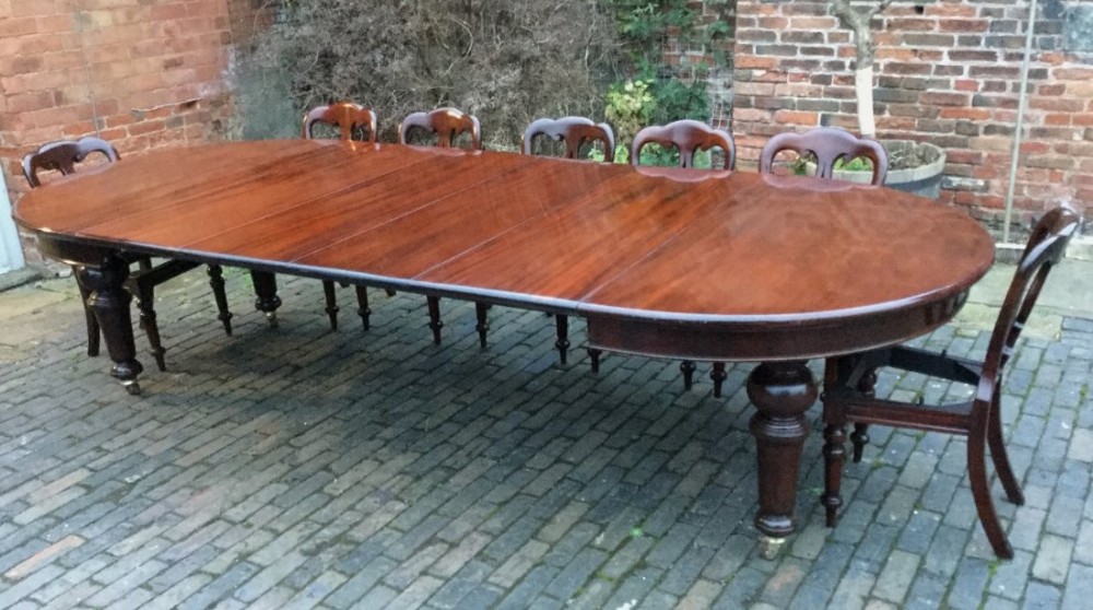 Very Good Victorian 4 Leaf Extending Dining Table