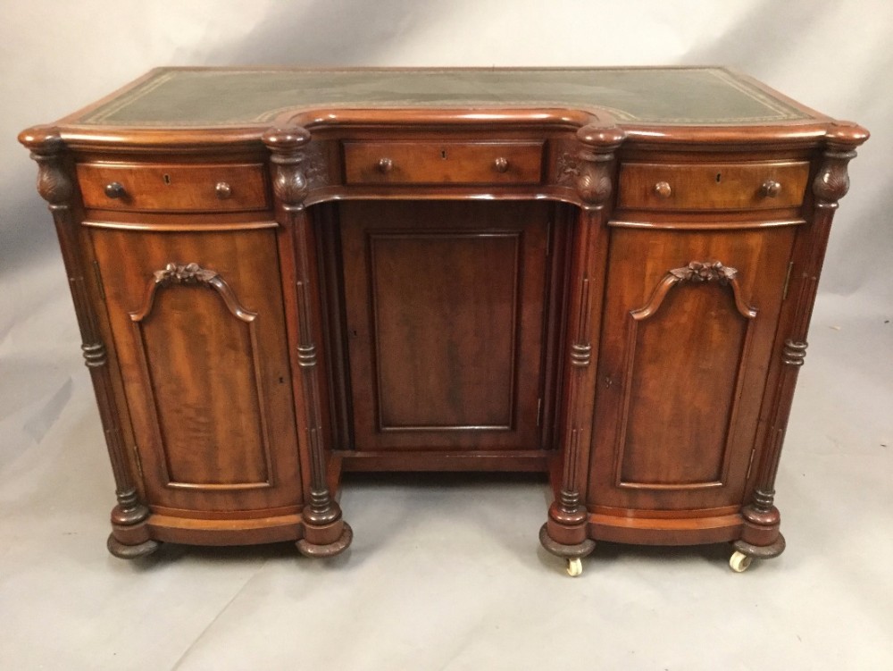 Mahogany Kneehole Desk in Mahogany