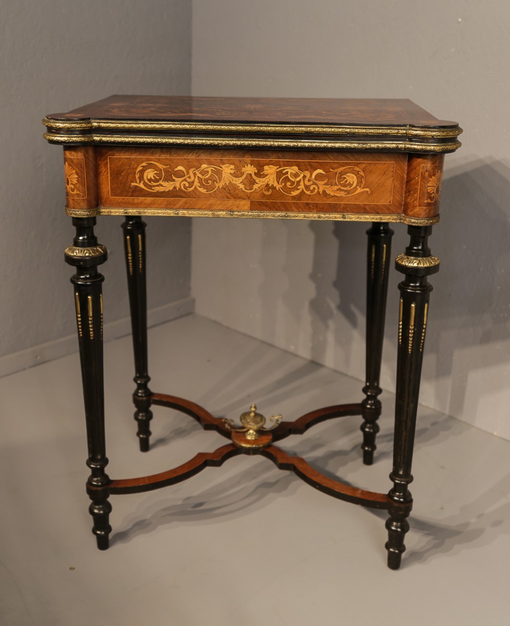French King wood Card Table Marquetry 