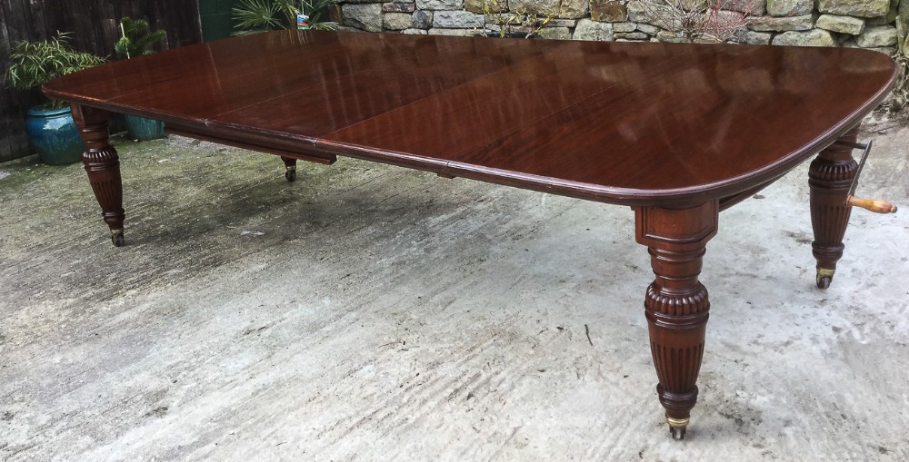 Victorian Mahogany Extending Dining Table with 3 leaves