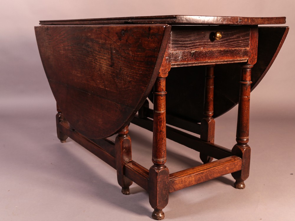 17th century Gate Leg Table in Oak