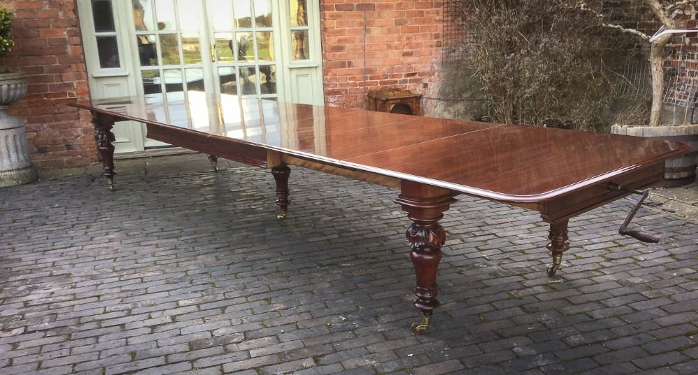 A  Superb Early Victorian 5 leaf Extending Dining Table