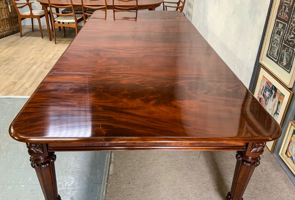 Very Good early 19th century 3 leaf extending dining table