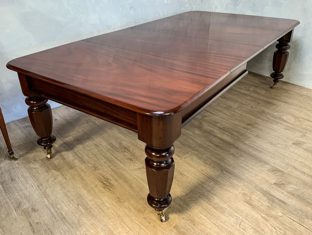 A Victorian Mahogany Extending Dining Table 2 Leaves