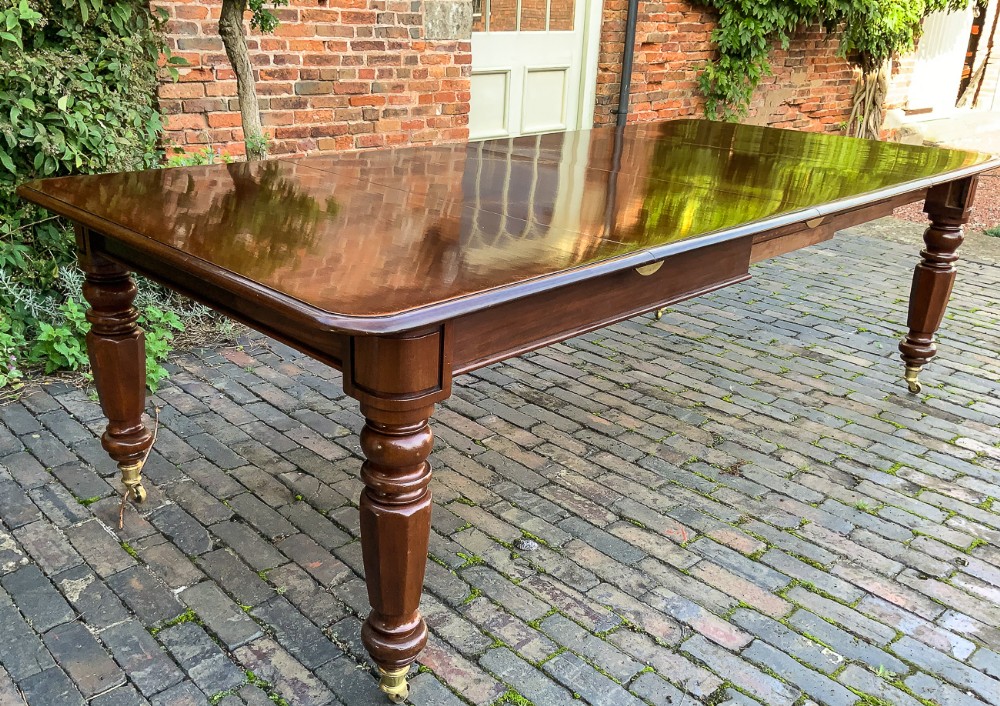 Early Victorian Extending Dining Table Mahogany seat 10
