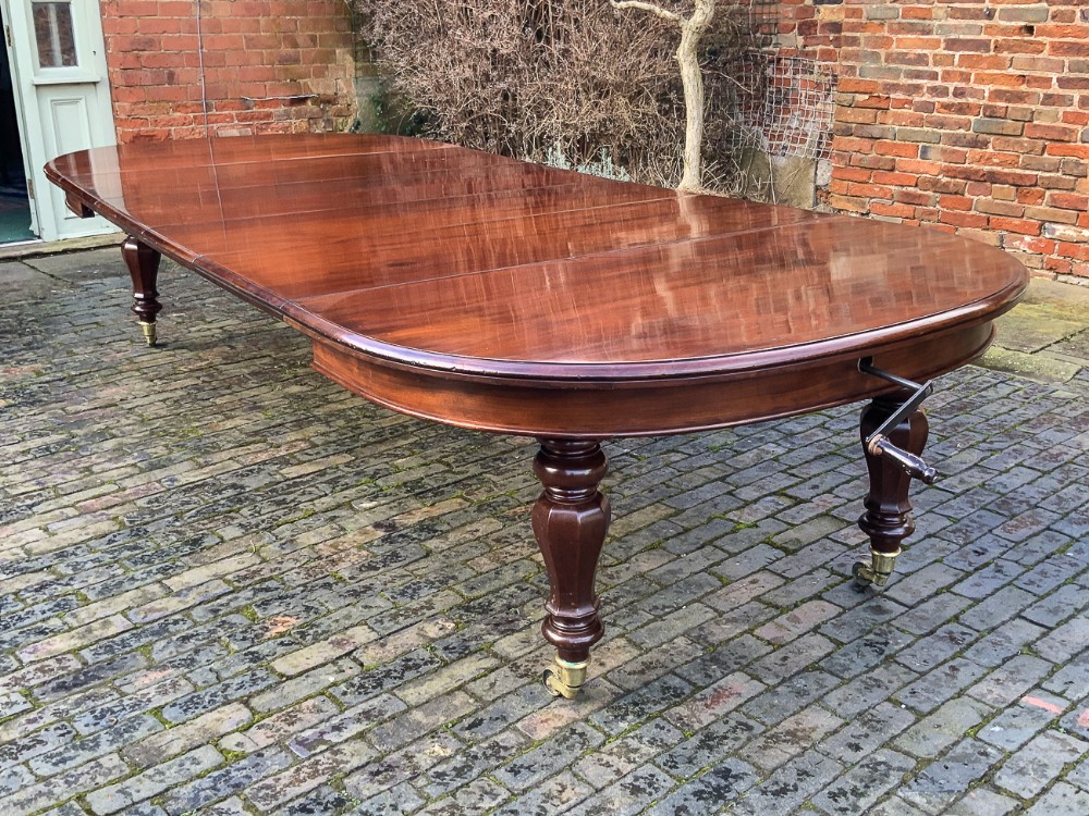 Good Early Victorian 4 Leaf Extending Dining Table