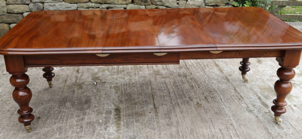 A Victorian Mahogany Extending Dining Table in Mahogany seats 8/10 View II