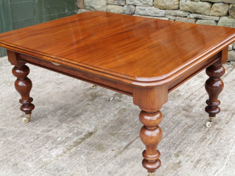 A Victorian Mahogany Extending Dining Table in Mahogany seats 8/10 View VI