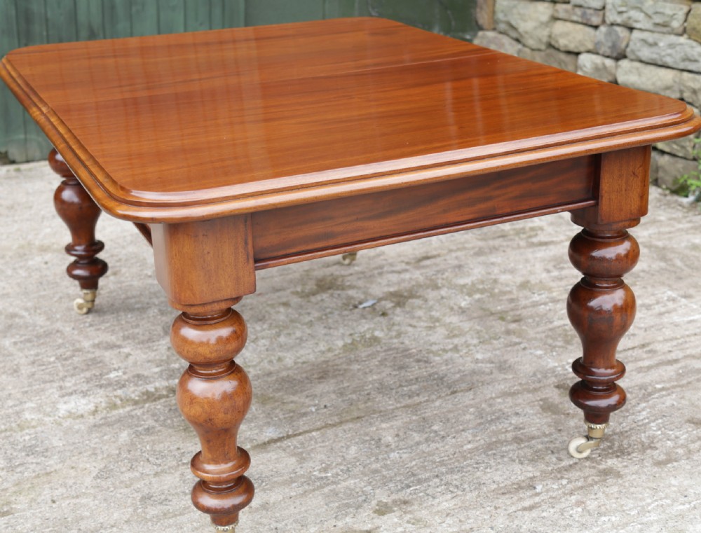 A Victorian Mahogany Extending Dining Table in Mahogany seats 8/10 View VII