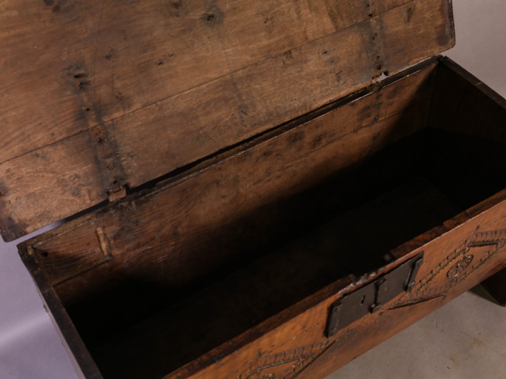 A 17TH CENTURY 5 PLANK COFFER View V