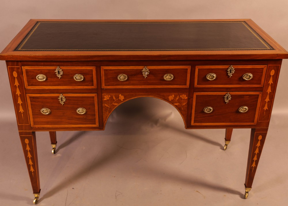A Superb Georgian Desk in Mahogany and Satinwood