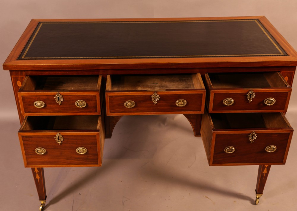 A Superb Georgian Desk in Mahogany and Satinwood View II