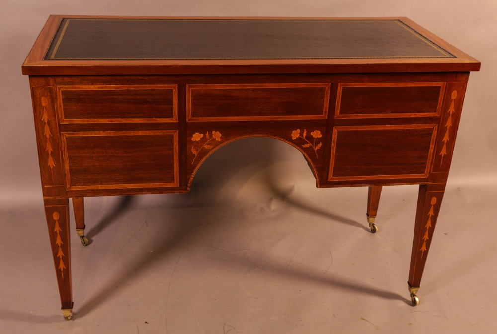 A Superb Georgian Desk in Mahogany and Satinwood View VII