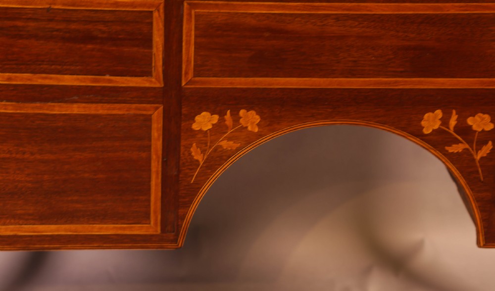 A Superb Georgian Desk in Mahogany and Satinwood View VIII