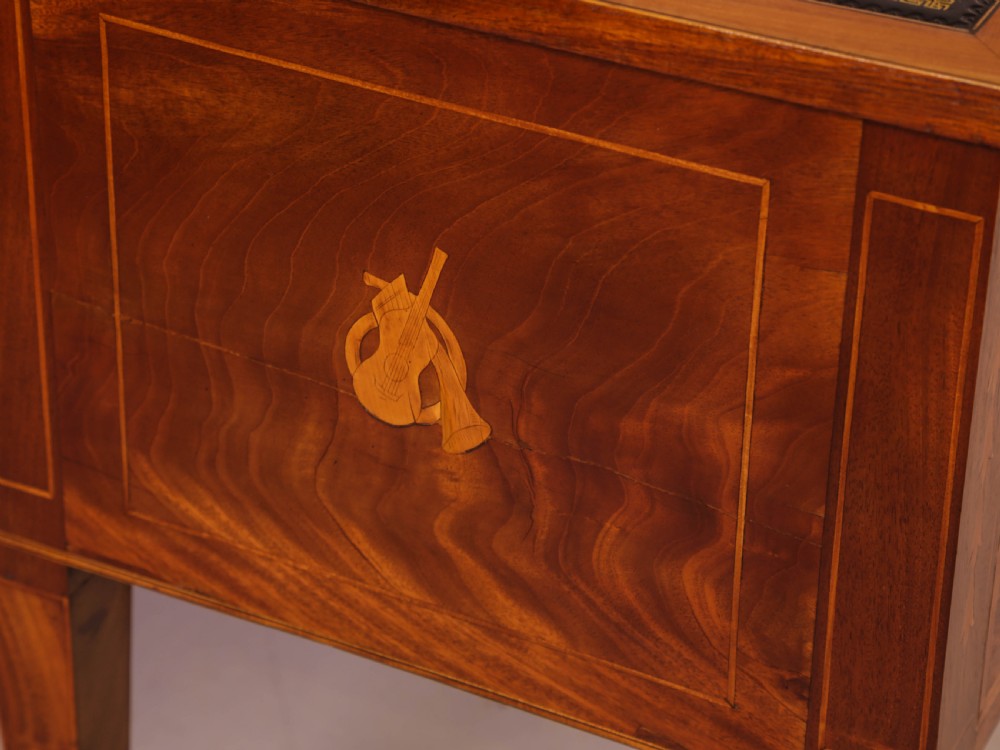 A Superb Georgian Desk in Mahogany and Satinwood View IX