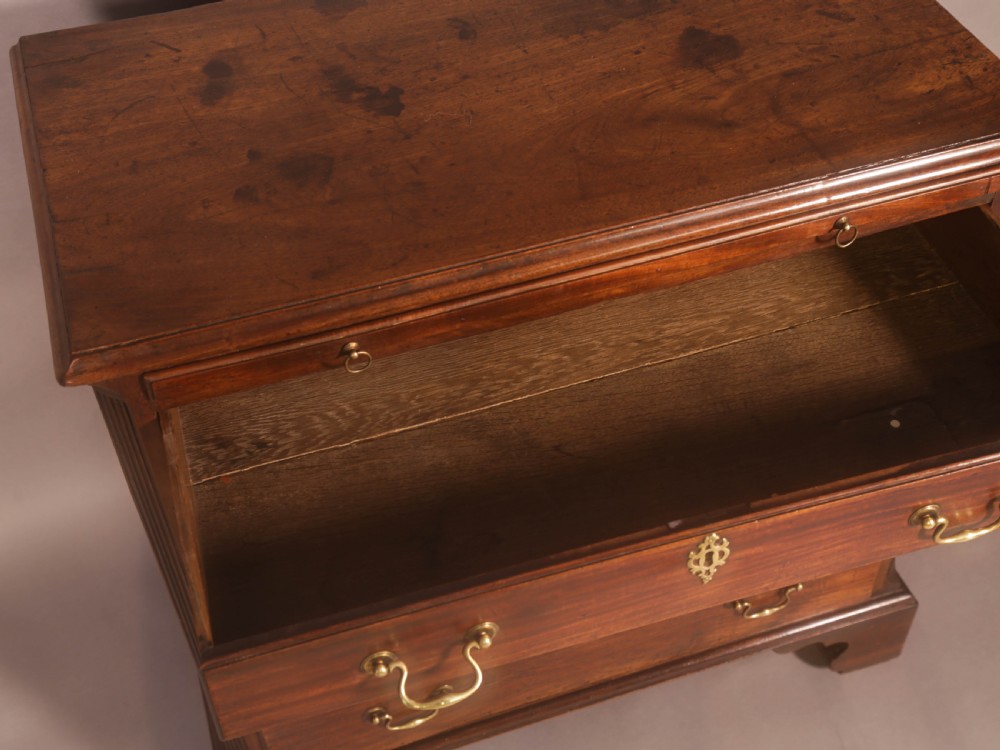 A Georgian chest of Drawers Small size View IV