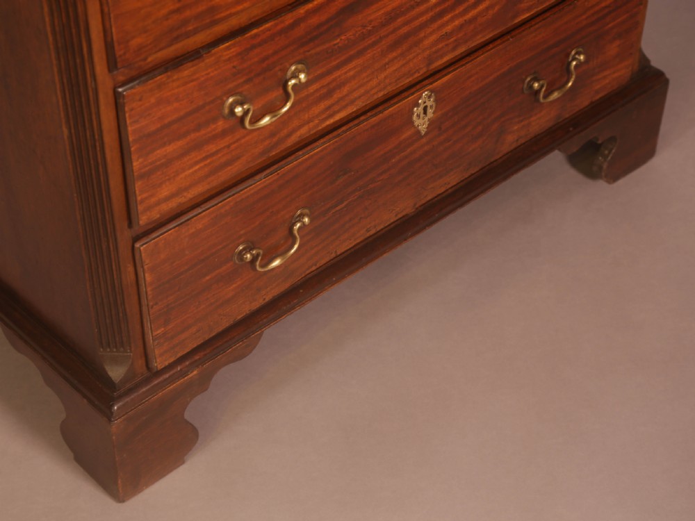 A Georgian chest of Drawers Small size View VI