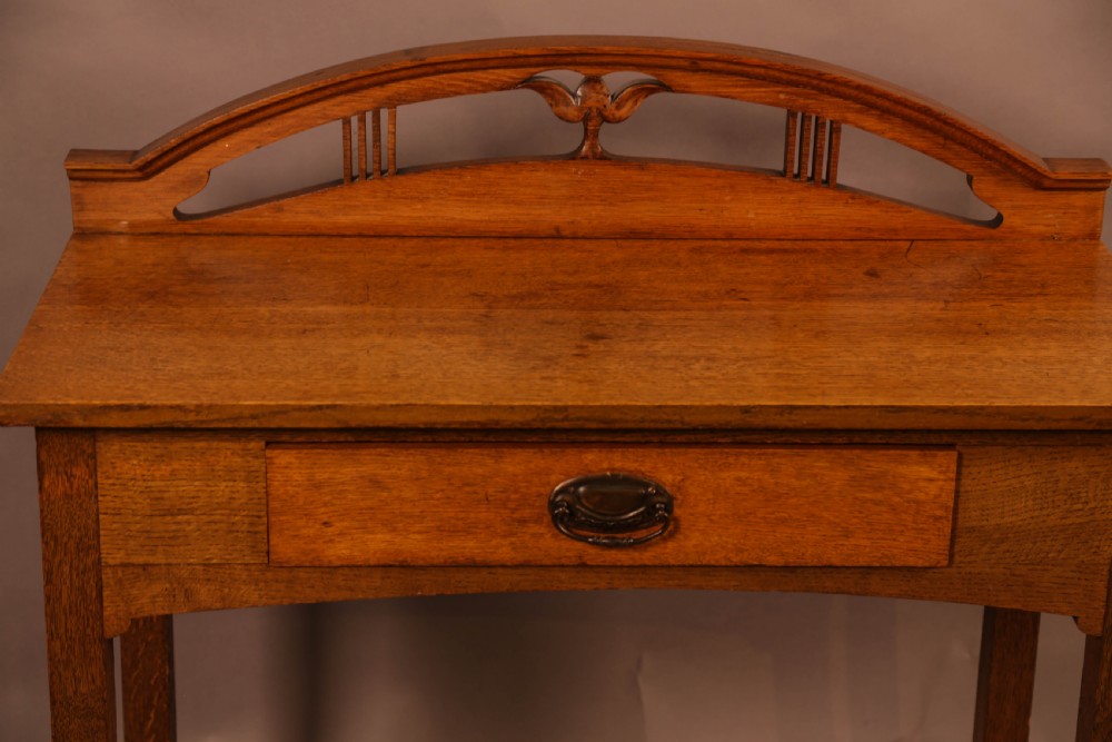 An Arts and Crafts Side Table in Oak View IV