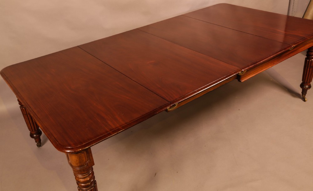 An Early 19th century Mahogany extending dining table