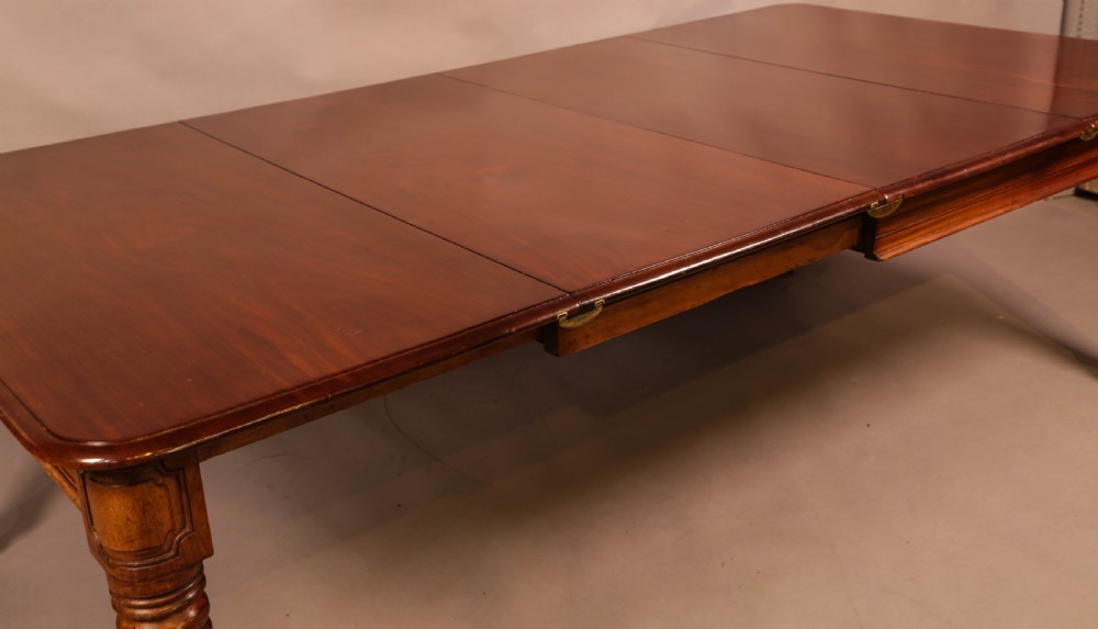 An Early 19th century Mahogany extending dining table View II