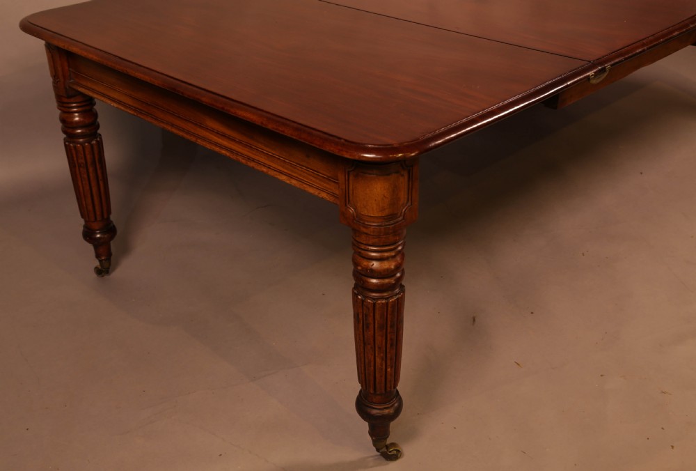 An Early 19th century Mahogany extending dining table View III