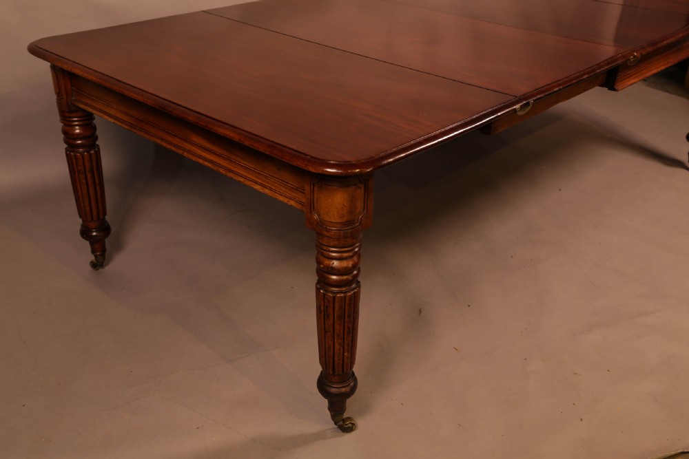 An Early 19th century Mahogany extending dining table View IV