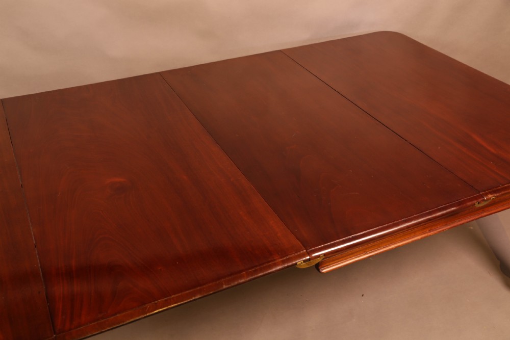 An Early 19th century Mahogany extending dining table View VII