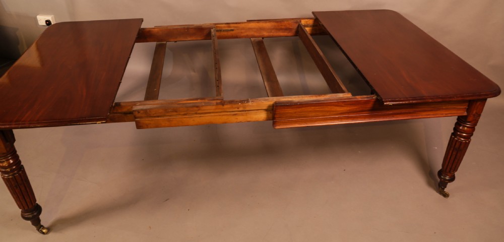 An Early 19th century Mahogany extending dining table View XI
