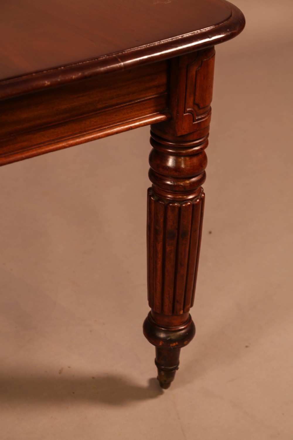 An Early 19th century Mahogany extending dining table View XIII