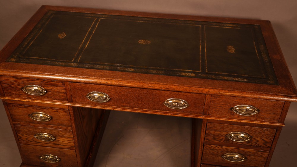 A Good Quality Pedestal Desk in Oak View V