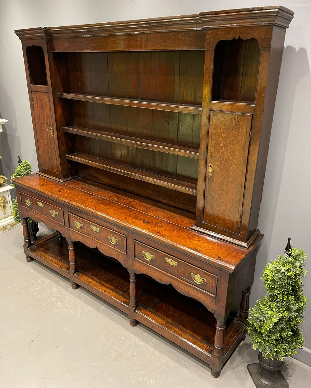 A Very good Georgian Oak Dresser c1750 View IV