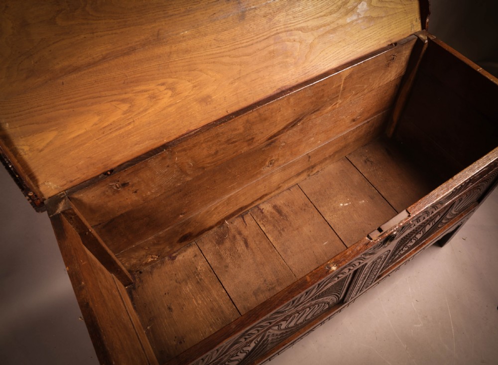 A Very nice 17th century Blanket Box Elizabeth Yardly View XI