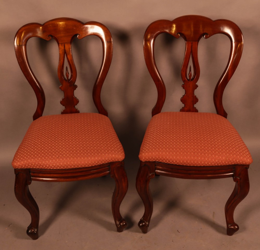 A Good set of 12 Victorian Mahogany Spear Point Balloon Back Dining Chairs View VII