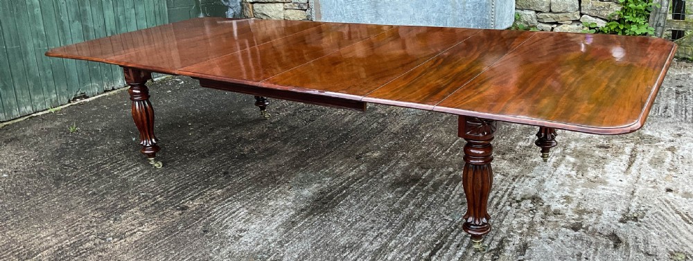 A Good Early 19th century extending dining Table in Mahogany