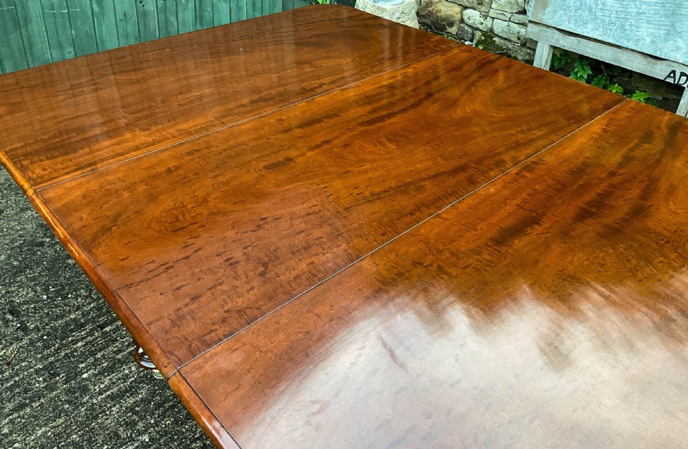 A Good Early 19th century extending dining Table in Mahogany View VII