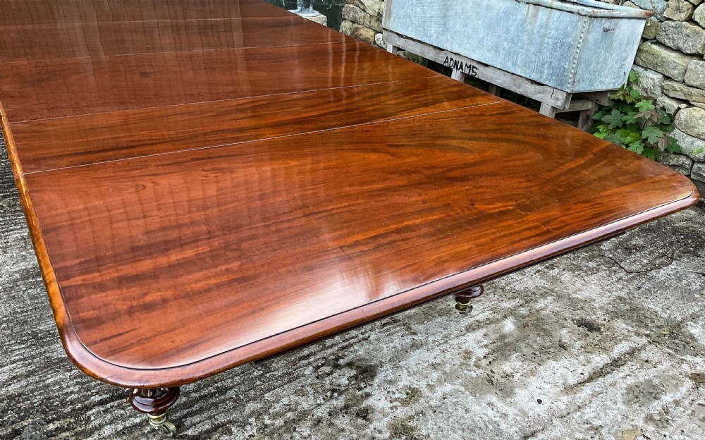 A Good Early 19th century extending dining Table in Mahogany View XI
