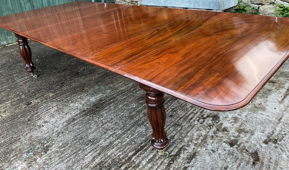 A Good Early 19th century extending dining Table in Mahogany View XVI